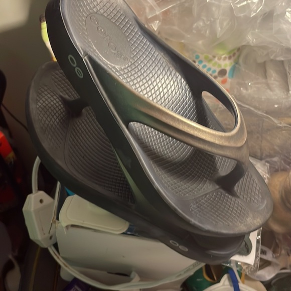 OOFO’S   flip flop size 6W woman’s silver slate grey - Picture 7 of 12